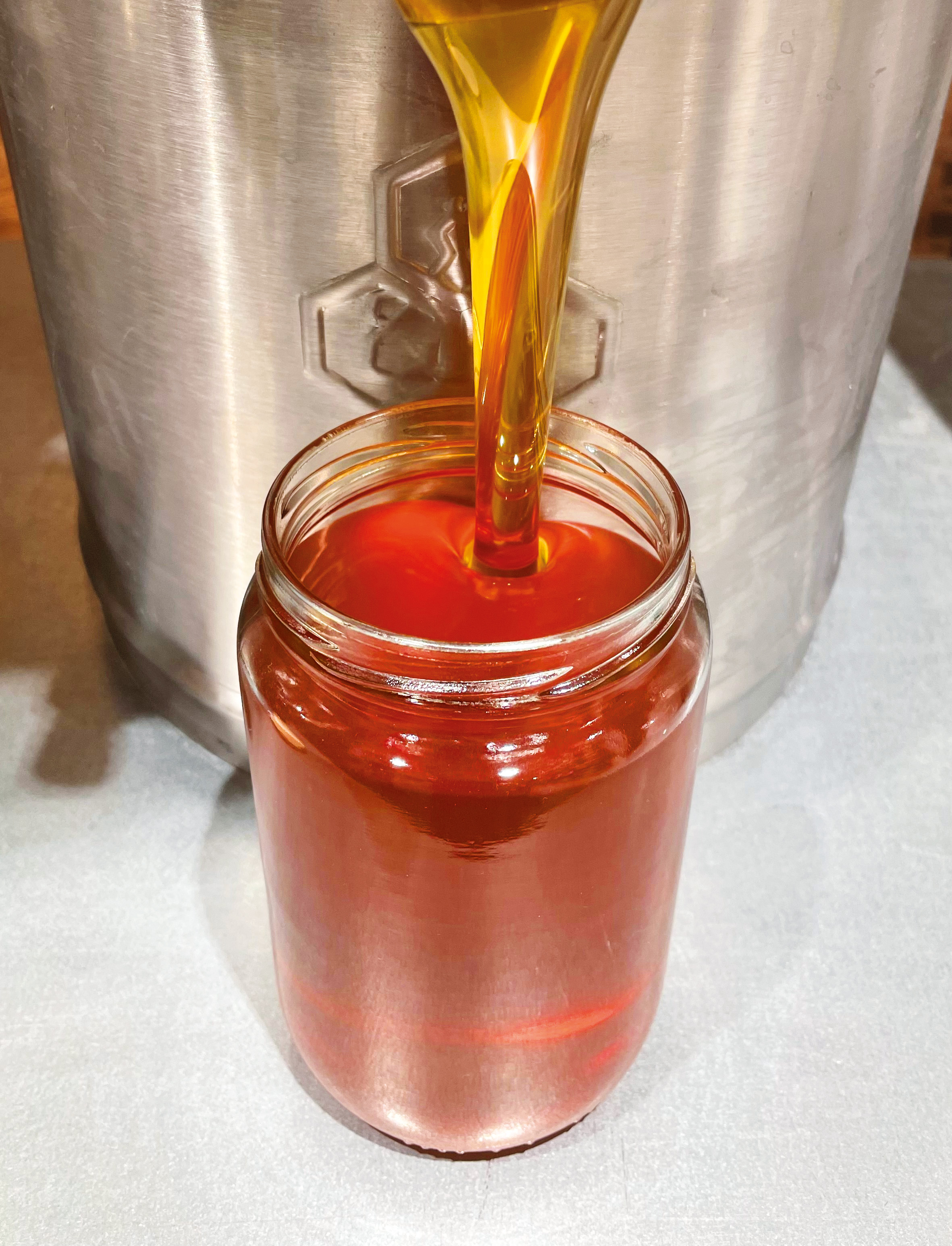 Cuve à miel coulé de miel pot - interne - 2024 - HD