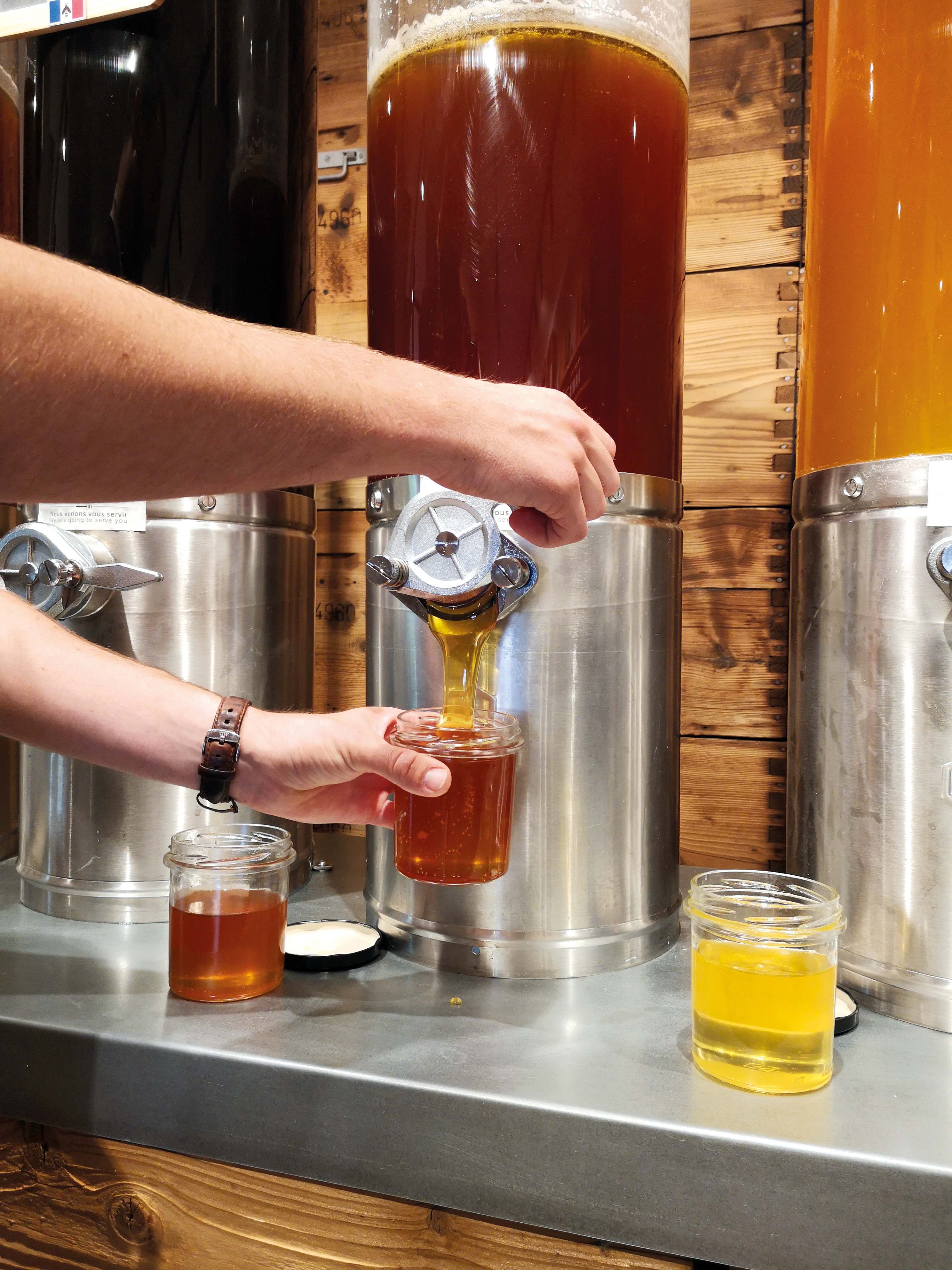Cuve à miel boutique coulé de miel - interne - 2024 - HD