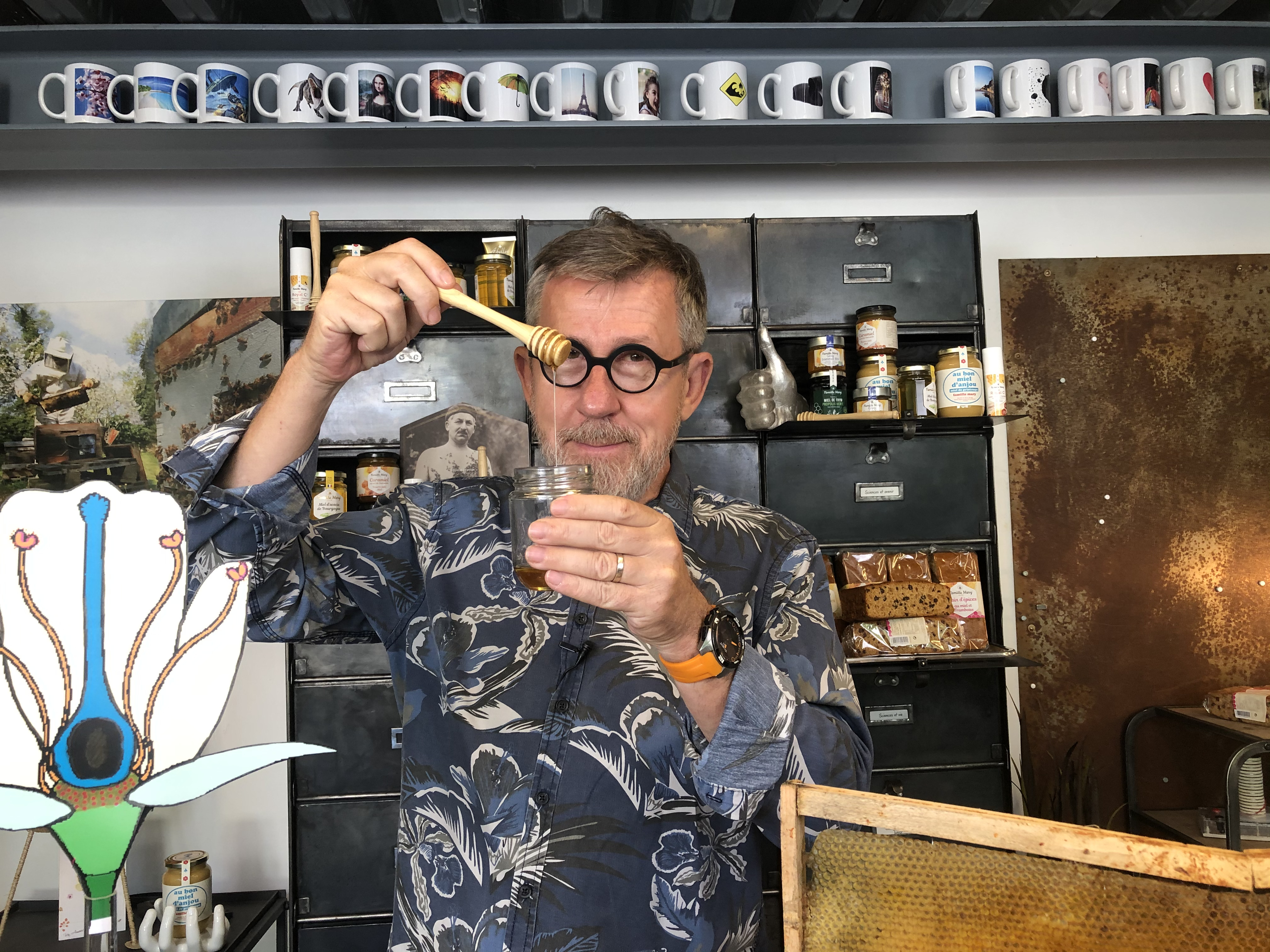 Jamy Gourmaud à la découverte de notre miellerie