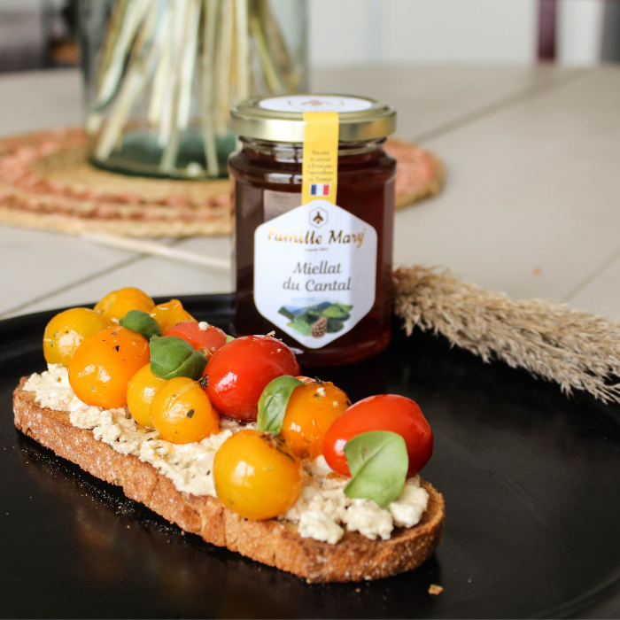 Tartines à la feta et aux tomates cerises caramélisées au Miel de sapin du Jura