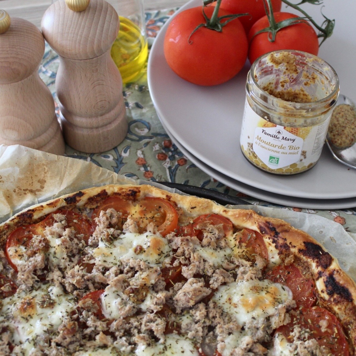 Tarte à la tomate, au thon et à la moutarde au miel