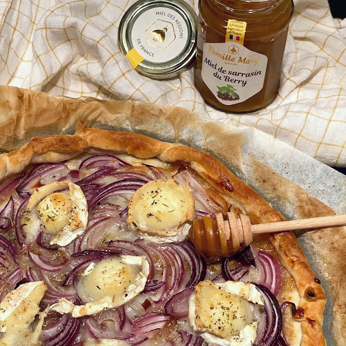 Tarte oignons, chutney de figue, chèvre et miel
