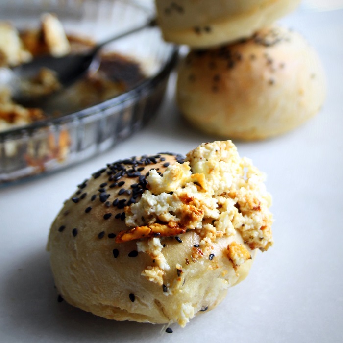 Petits pains albanais, fêta rôtie au zaatar et miel