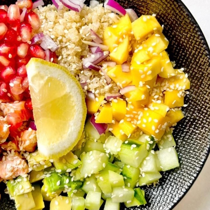 Poke bowl Quinoa et Saumon au miel & mangue-passion