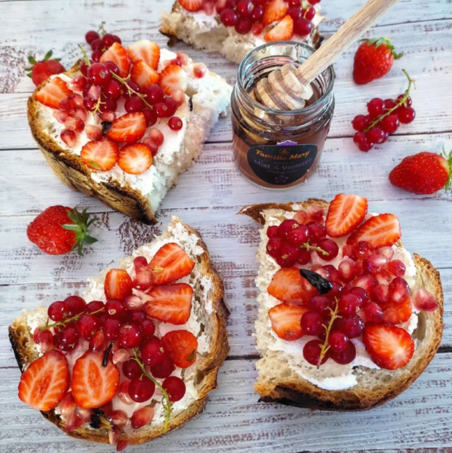 Tartines fruitées au miel & violette