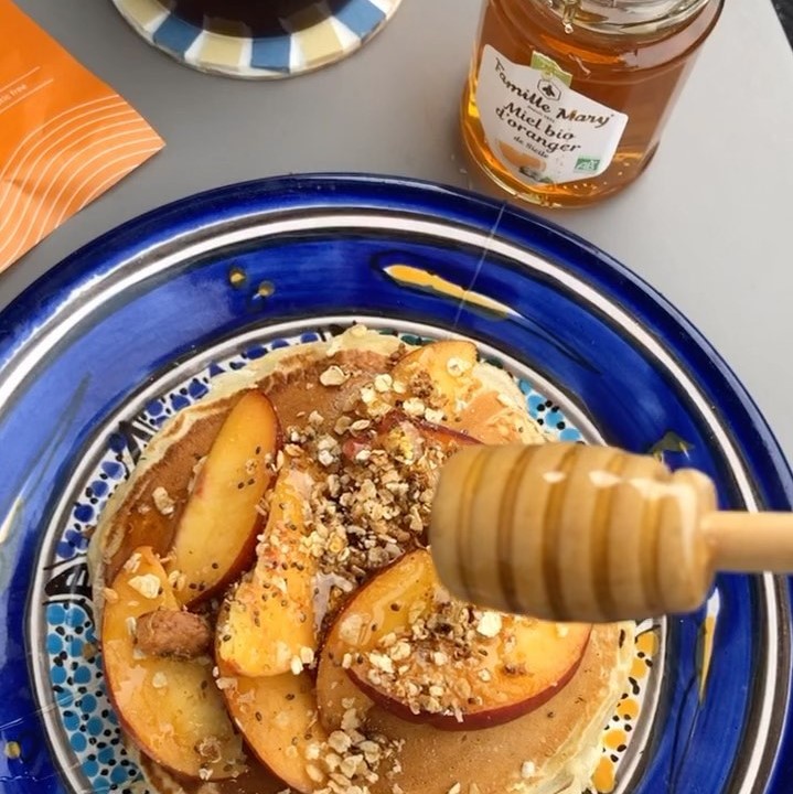 Pancakes aux fruits et au miel