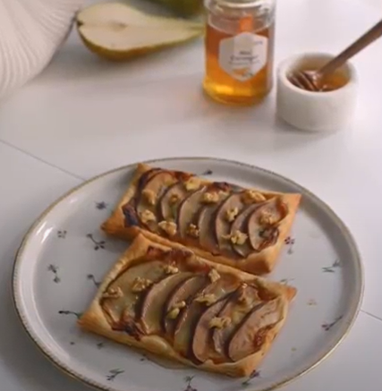Tartines de miel, poires et roquefort