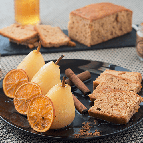 Poire pochée au vin doux naturel et pain d’épices au miel et écorces d’orange confites Famille Mary