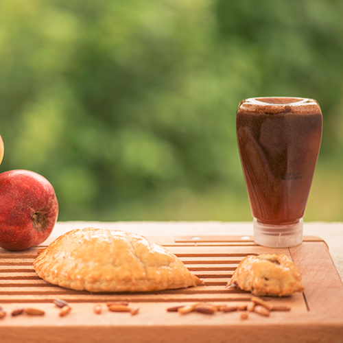 Chaussons aux pommes au miel de châtaignier Famille Mary et pignons de pins.
