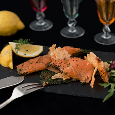 Saumon fumé d’Ecosse en croute de Miel de citronnier Famille Mary et graines de Pavots