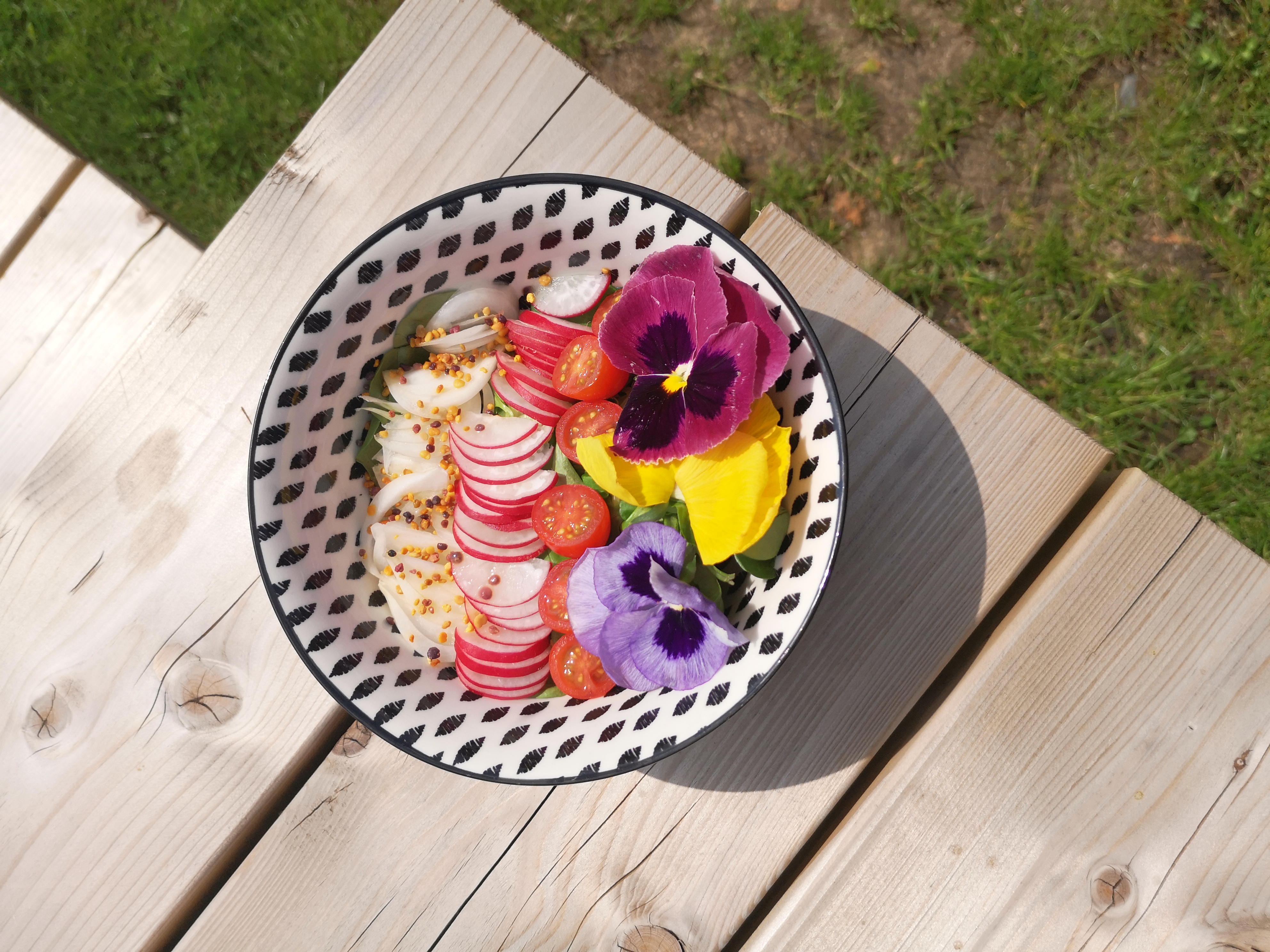 Salade de printemps au pollen et aux fleurs
