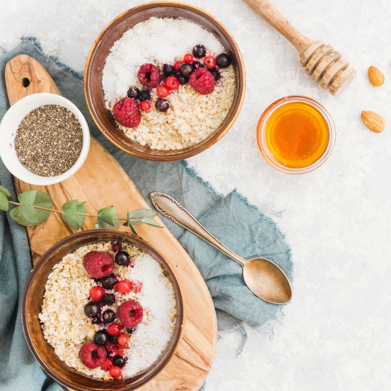 Bowl cake au miel et fruits rouges